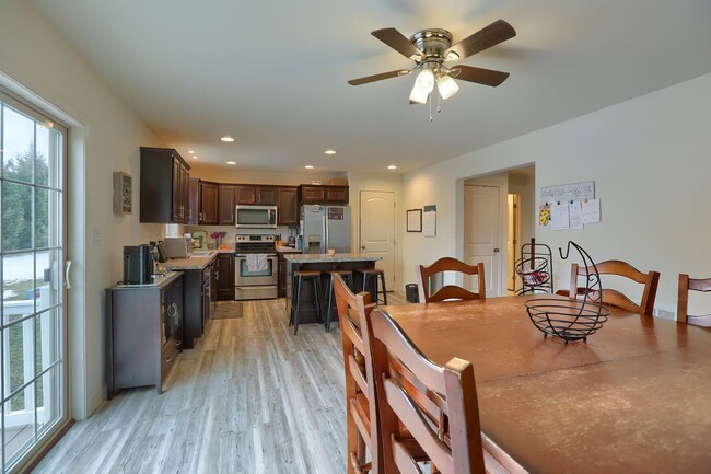 Building Photo - 4 bedroom townhome