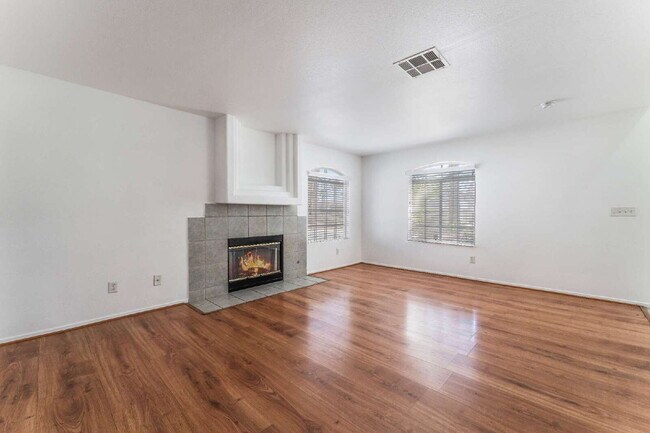 Building Photo - Move in now to this beautiful 2 story 3 bed 2.5 bath townhome near the Lakes area!