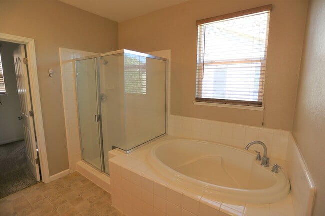 Building Photo - Gorgeous Home located in the heart of Patt...