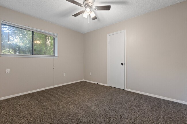 Building Photo - 5 Rocky Top Cove