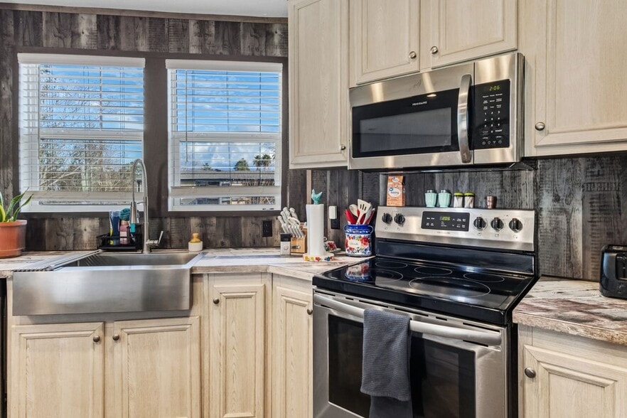 Building Photo - 134 N Larry Dr