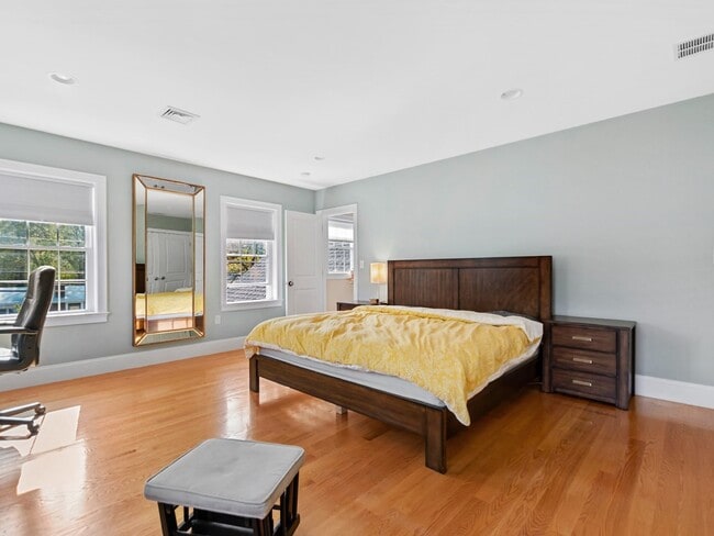 Building Photo - 22 Wellesley Ave