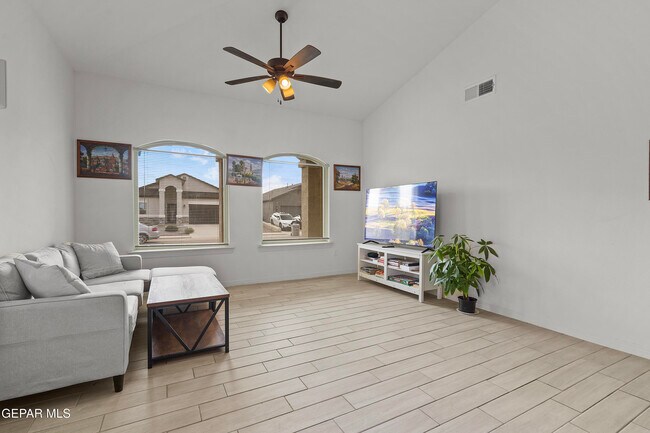 Building Photo - 14761 Mike a Mendoza Ave