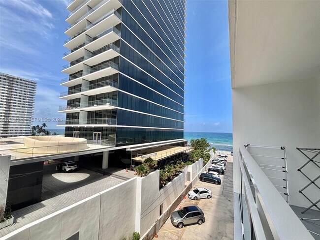 Building Photo - 2030 S Ocean Dr