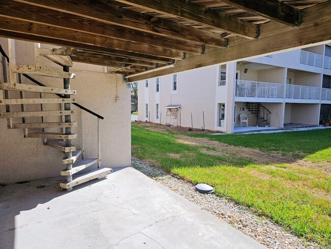 Building Photo - 255 Capri Cir N