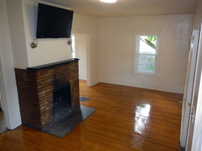 Building Photo - AVAILABLE 6/1/26 - House for Rent Near Sho...