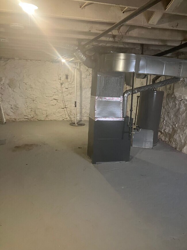 Building Photo - Spacious 2-Bedroom, 1-Bath Home on Saint Charles Ave – Available Now