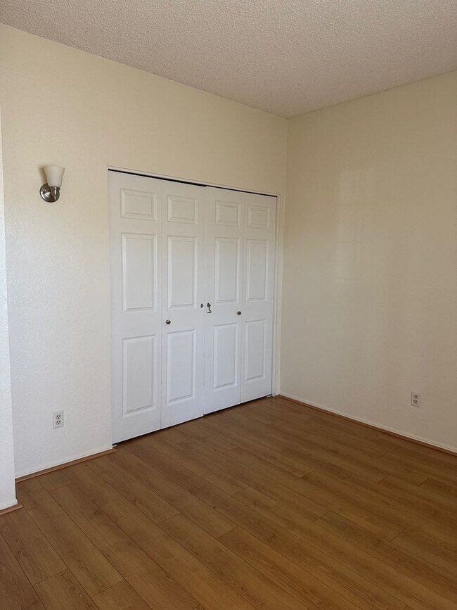 Building Photo - Spacious Remodeled 2 Bed/2Bath Condo!