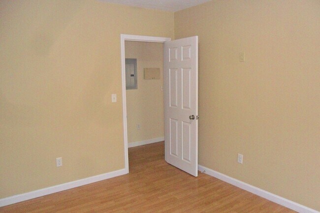 Building Photo - 848 Waverly St