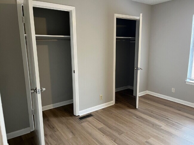 Building Photo - 2 Bedrooms 1 1/2 Baths Townhouse Minutes To Downtown Nashville, Tn