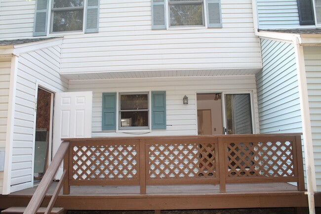 Building Photo - 120 Eaglesmere Cir