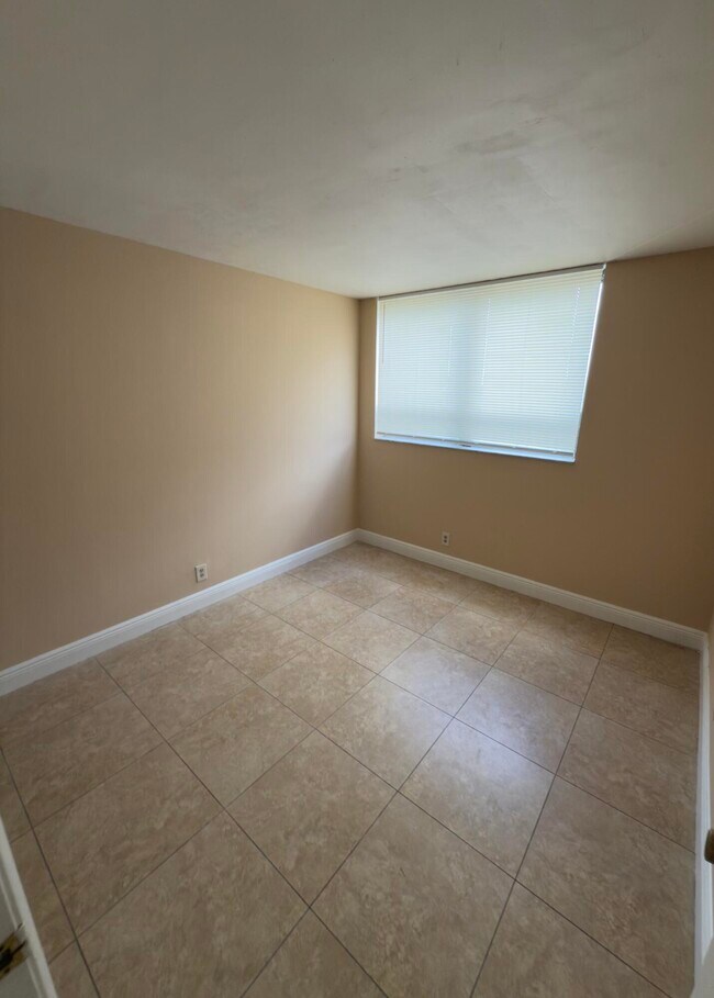 Building Photo - 1880 N Congress Ave