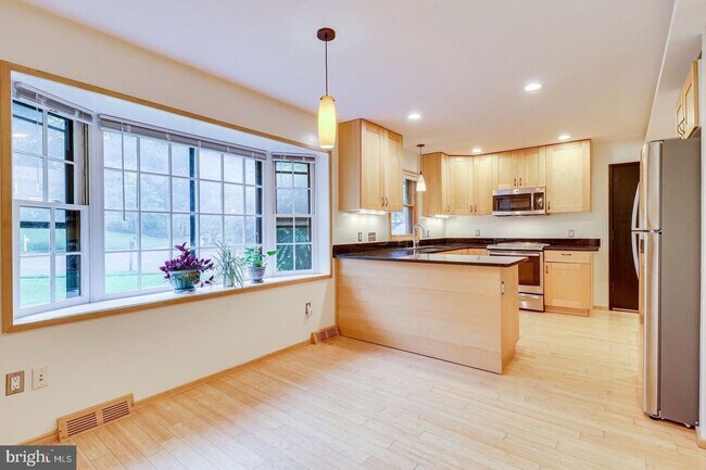 Building Photo - This elegant and unique three-level split ...