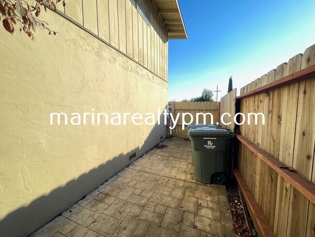 Building Photo - 4 Bedroom 2 Bath Single Family Home