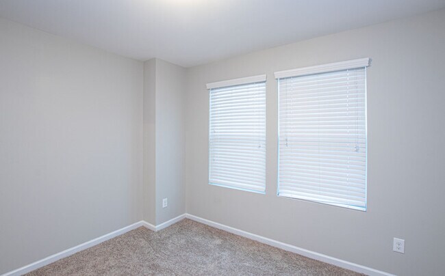 Building Photo - Stunning 3-Bedroom in Northwestern School District with Pool Access & Garage | AUGUST MOVE IN SPE...