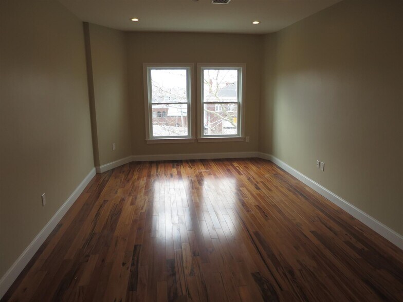 Building Photo - 1121 Broadway