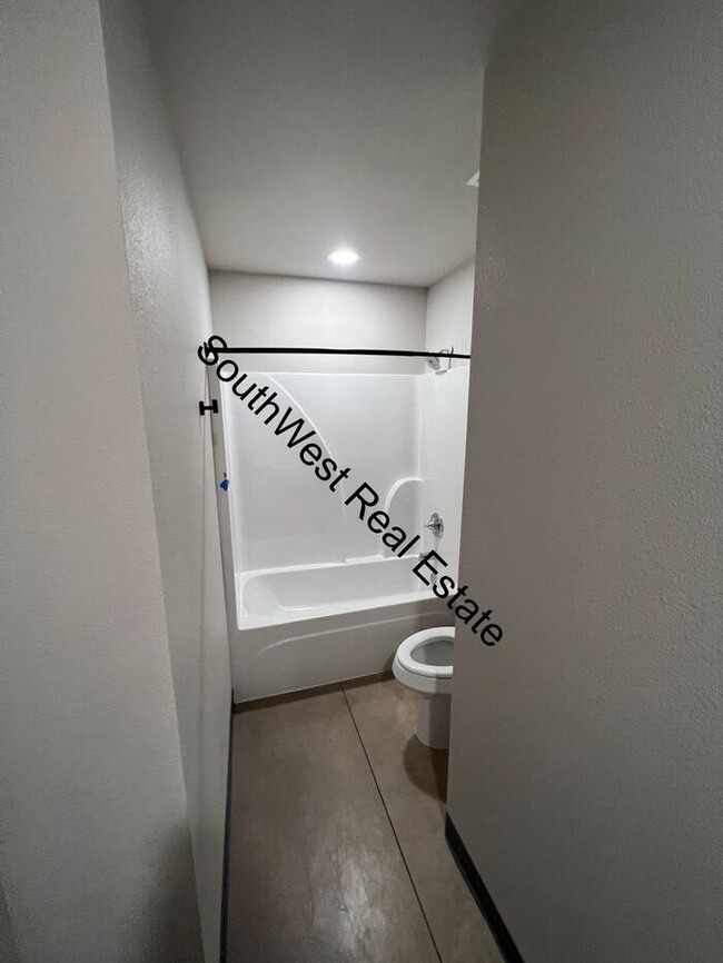 Building Photo - Spacious 2 bedroom 2 Bath apartment