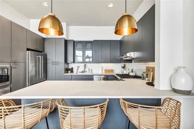 Building Photo - 555 E 5th St