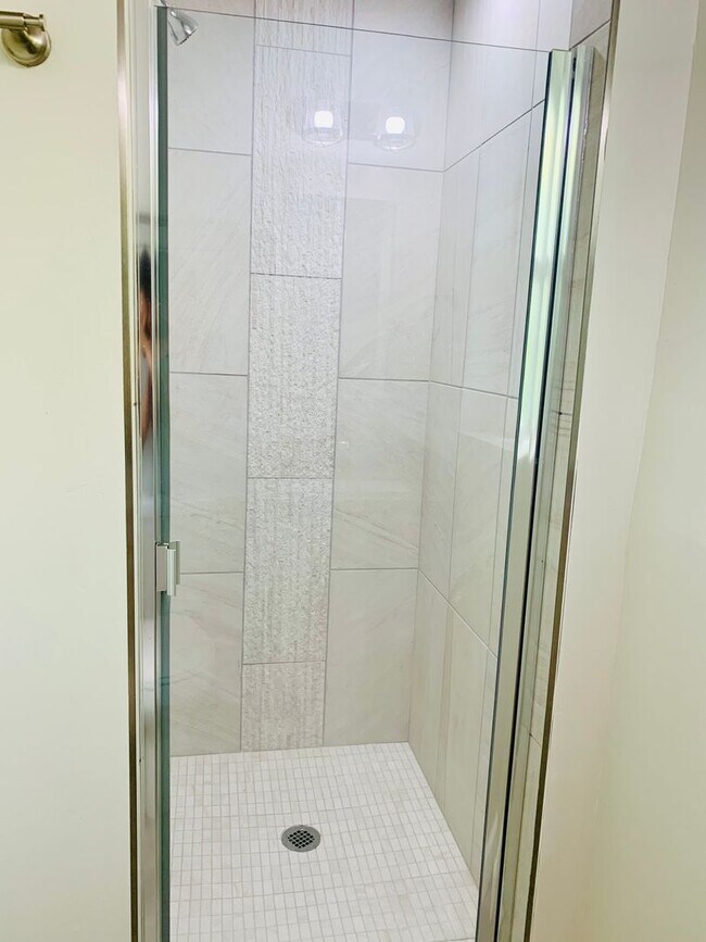 Building Photo - Remodeled Beach Studio Available in the Heart of La Jolla! Only $1,800/mo!