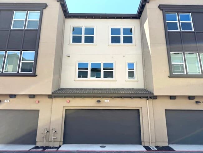 Building Photo - Brand New Townhome in Moonstone Community ...