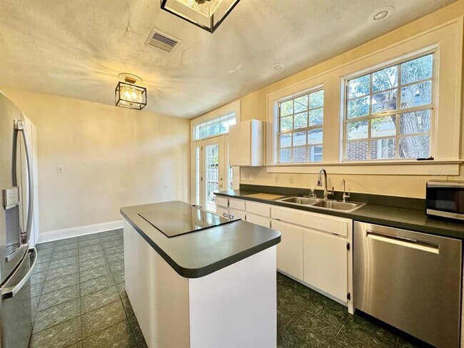 Building Photo - 3112 W Palmira Ave