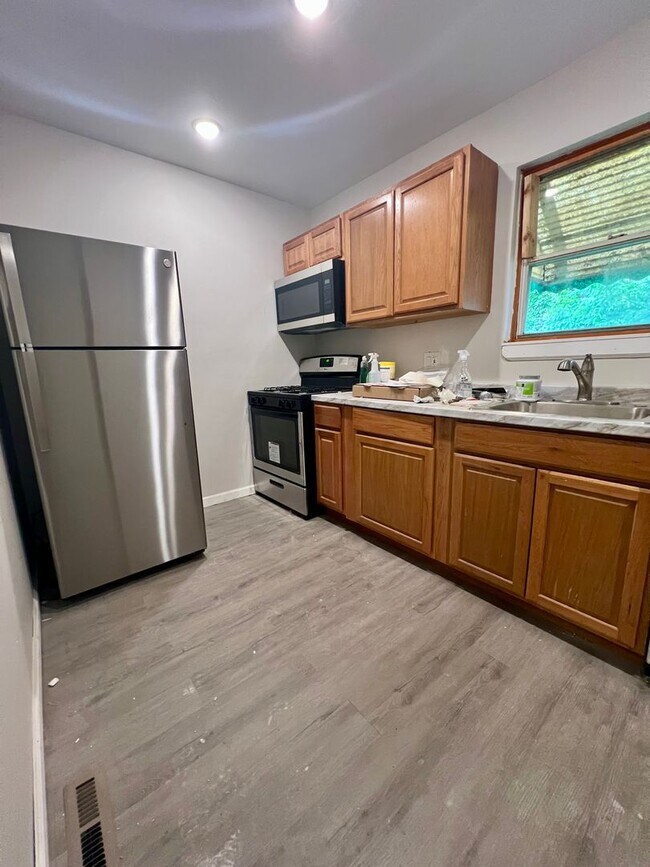 Building Photo - Newly Renovated 3-Bedroom Townhome! Available NOW!