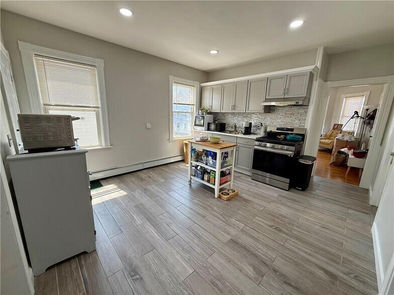 Building Photo - 57 Robin St