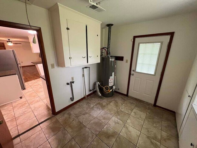 Building Photo - Baker's Historic Buffwood Subdivision, 3 bedroom, 2 bath home loaded with amenities