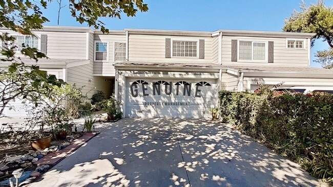 Building Photo - Spacious 2 Story 3Bd 2.5Ba Townhome