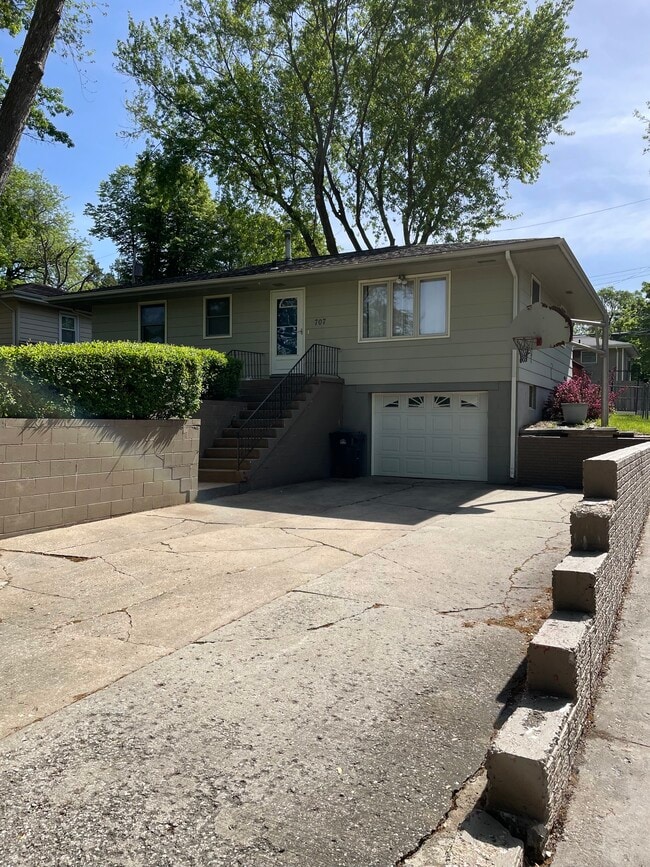 Building Photo - 707-713 13th Ave