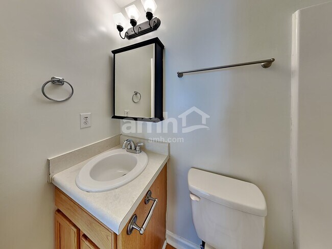 Building Photo - 1717 Beacon Valley Dr