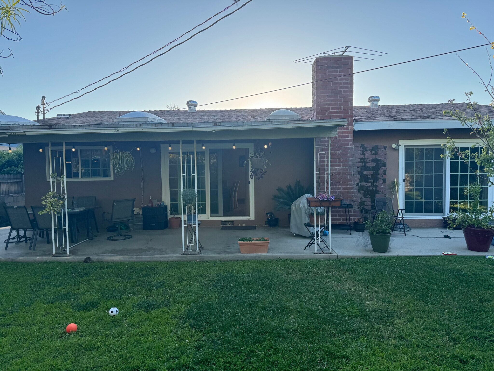 Building Photo - 9224 Sophia Ave