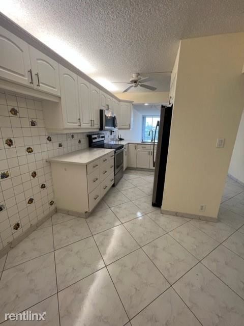 Building Photo - 2 br, 2 bath Condo - 7 Royal Palm Way Unit...