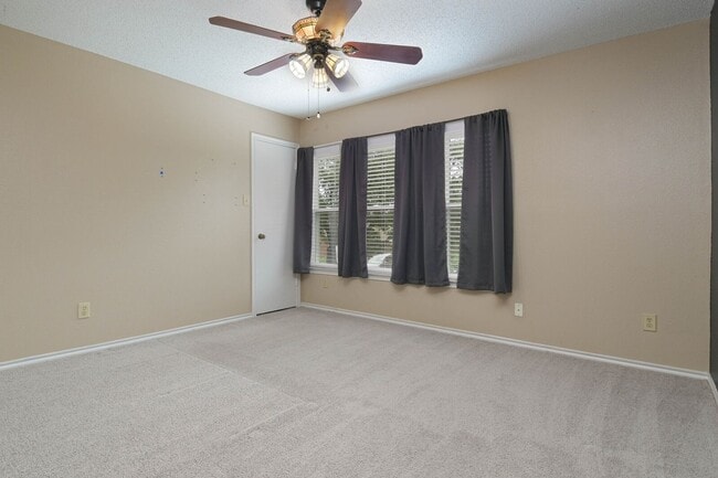 Building Photo - Beautiful 4/3.5 Home Available for Immedia...