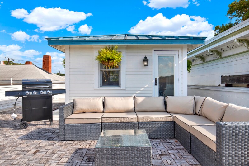 Building Photo - 210 E Waldburg St