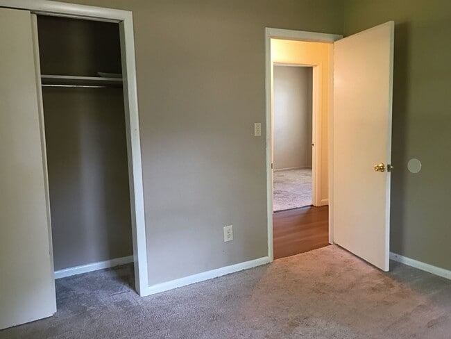 Building Photo - 205 Trailwood Dr