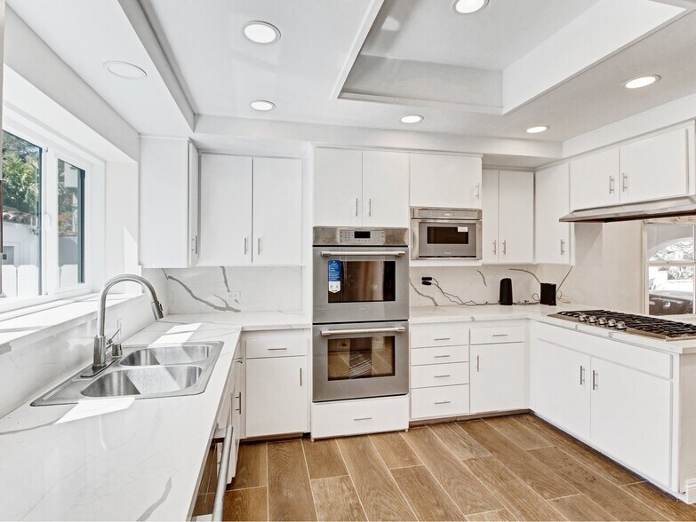 Building Photo - 10563 Lindbrook Dr