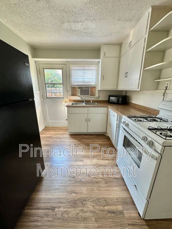 Building Photo - 310 S Van Buren St