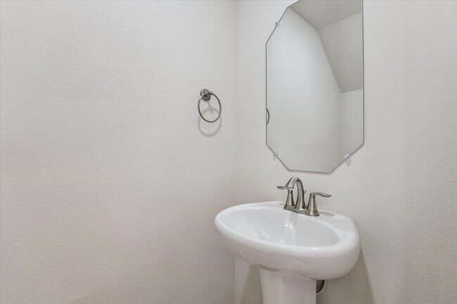 Building Photo - 1815 Crestdale Dr
