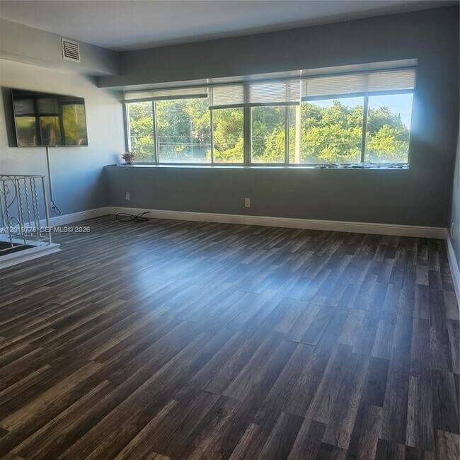 Building Photo - 3116 E Sunrise Blvd