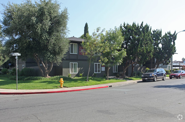 Primary Photo - Sienna Court Apartments