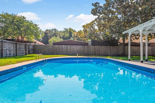 Building Photo - Spacious 4 Bedroom in Bluewater Bay w/ Large POOL!!