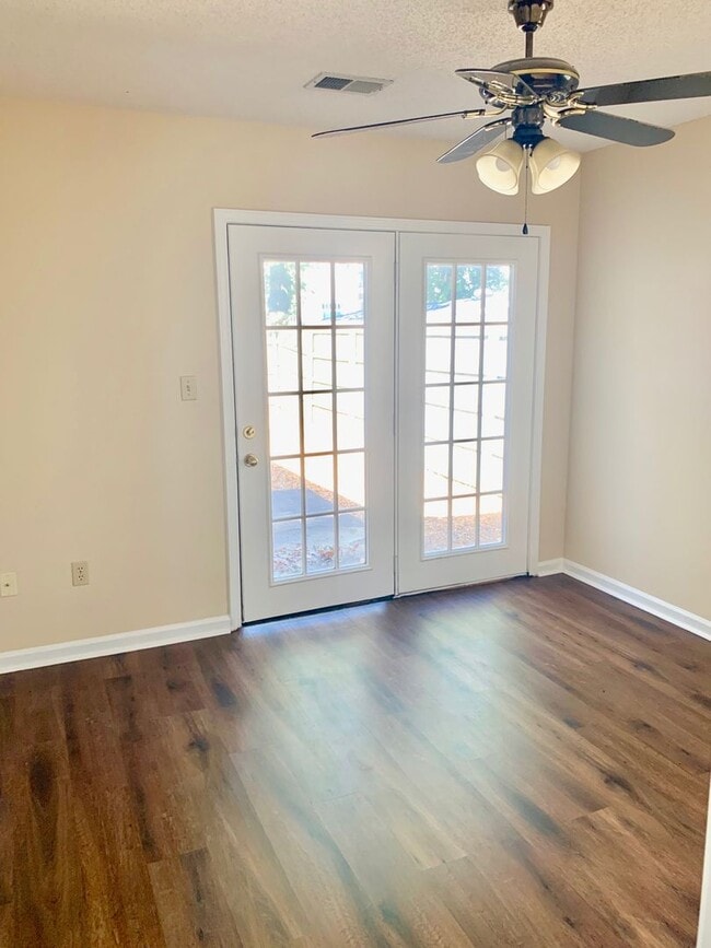 Building Photo - 1414 Golf Course Dr