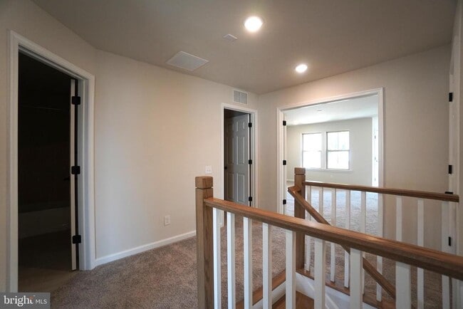 Building Photo - 612 America Dr