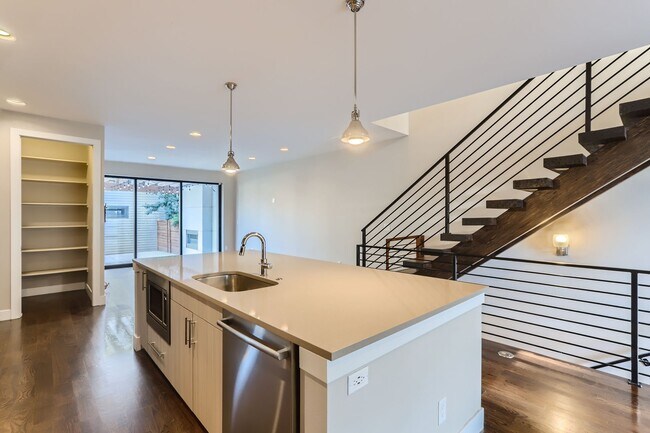 Building Photo - Modern 4-Bedroom Home with Designer Finish...