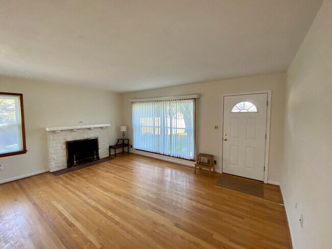 Building Photo - Charming 3Bedroom/2Bathroom Detached Home ...
