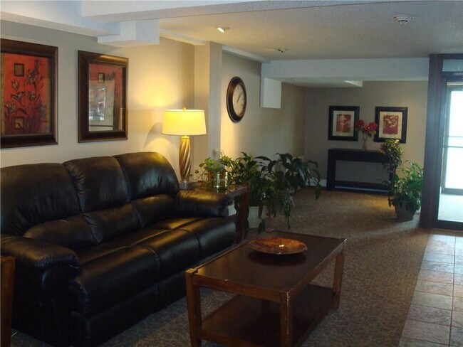 Building Photo - 887 Farmington Ave