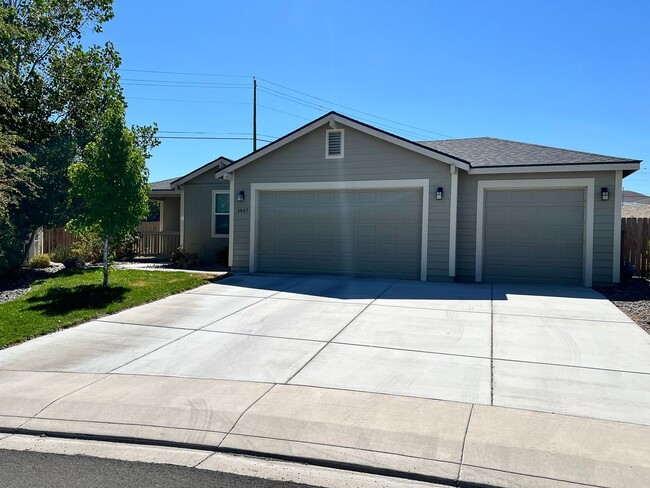Primary Photo - Large 4-bedroom home in Green Valley Estat...