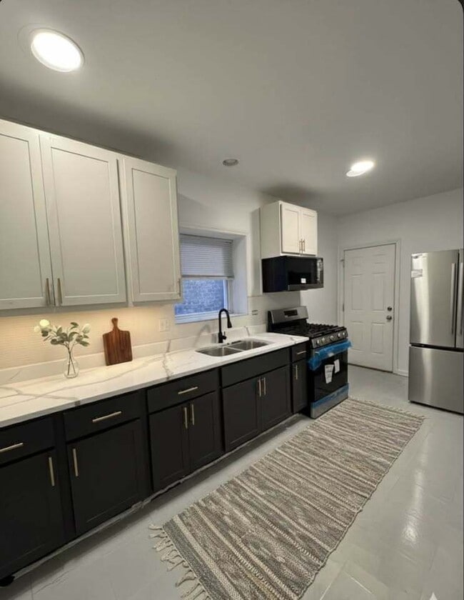 Building Photo - 6838 S King Dr