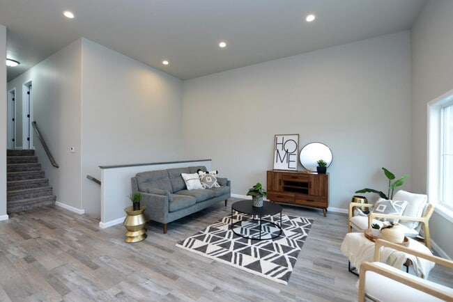 Primary Photo - 824 United Dr